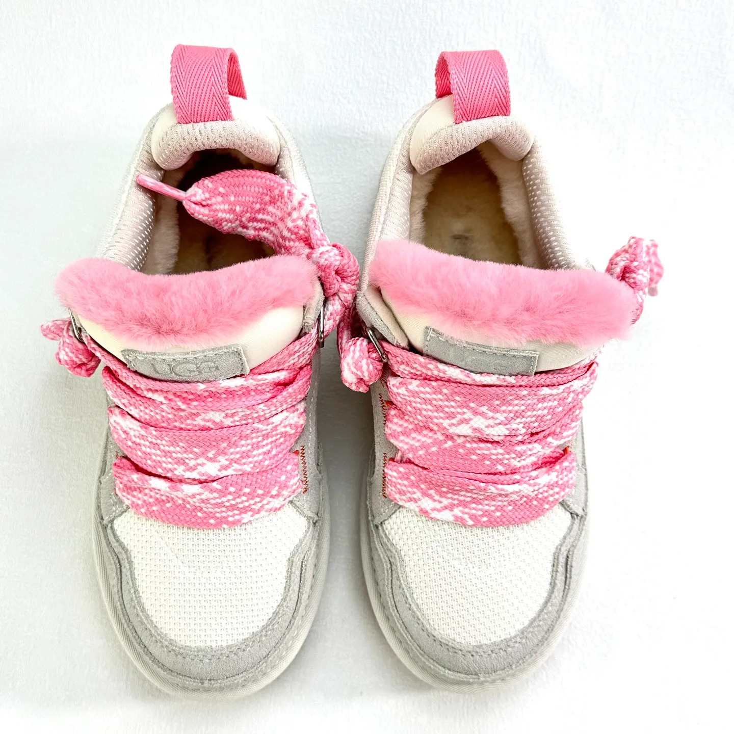 Local 💰600 supports stocking. Platform operation #UGG｜Low top 4032 Mel casual shoes, upper design, recycled ballistic canvas mesh, high-quality suede upper, two-color flat shoelaces. The inner material of the shoe is made of Longfeng sheep fur. The fur lining keeps warm and locks in temperature. The sole material is comfortable Treadlite by #UGG #EVA. Light wing outsole. Size: 35 36 37 38 39 40